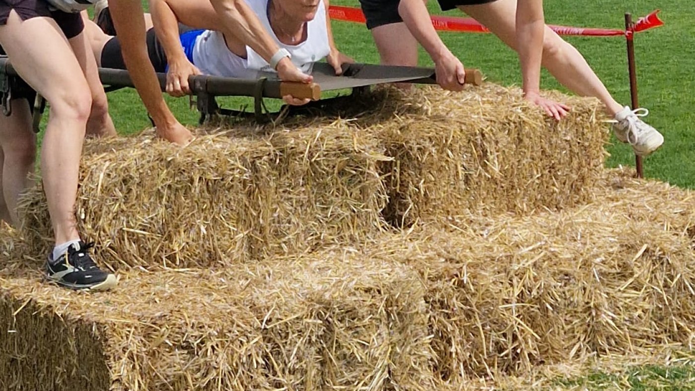 7-strohballen-ubersteigen.jpg